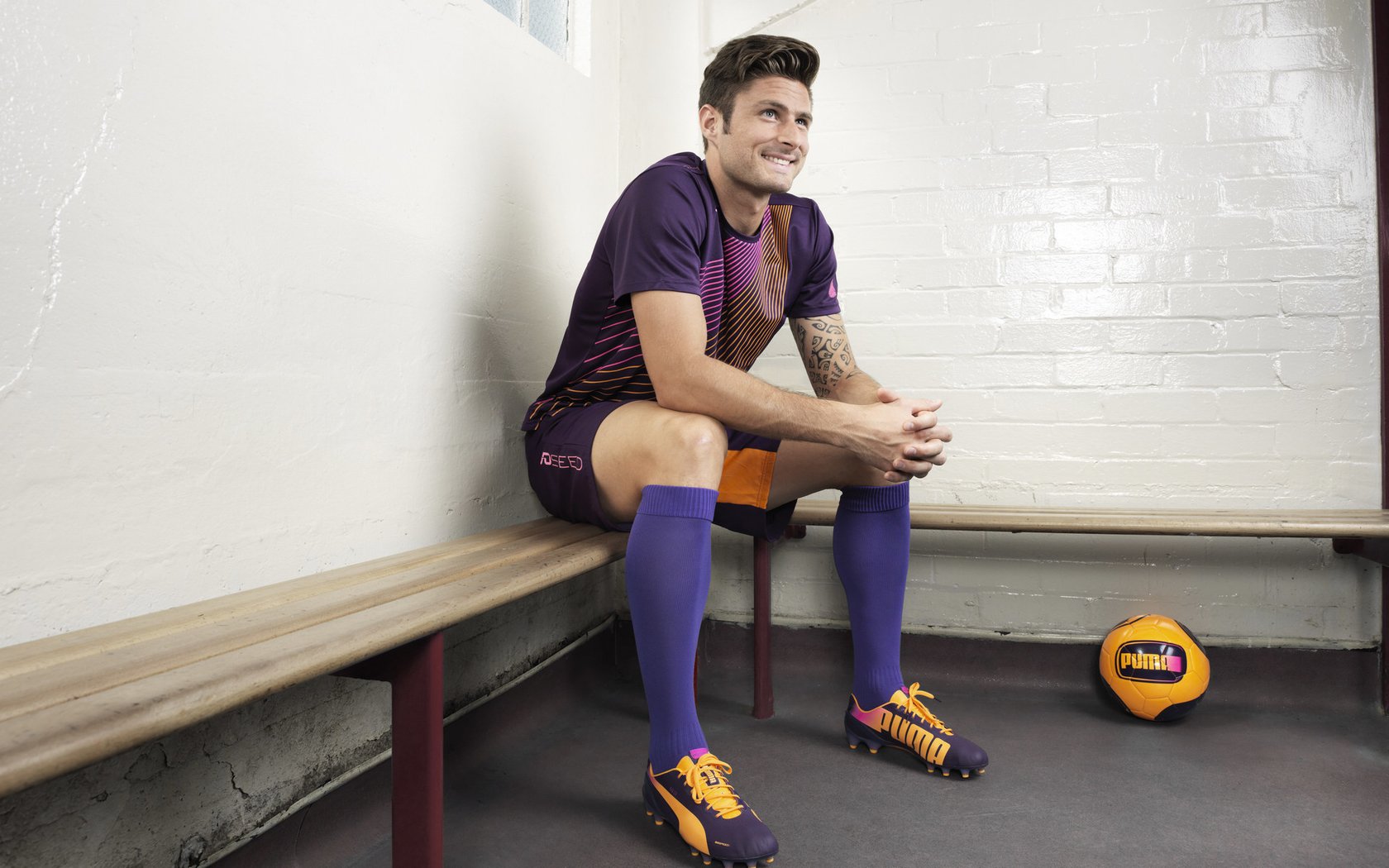 转播团队技术升级全程多角度跟拍呈现赛事全貌，转播团队组成